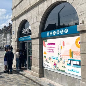 Visuel GINKO printemps 2025 sur la vitrine de l'agence